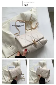 Détails du sac beige à chaîne avec coutures ondulées et fermoir en métal doré