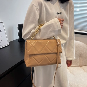Sac bandoulière matelassé beige avec poignée chaîne dorée et bandoulière amovible