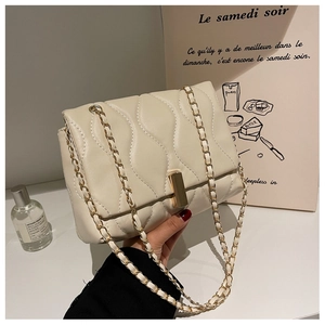 Détail du sac bandoulière matelassé beige crème avec fermoir doré et bandoulière