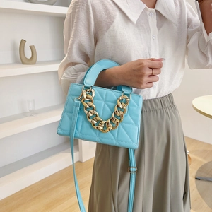Sac à main carré matelassé bleu clair avec chaîne dorée et bandoulière réglable