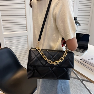 Sac bandoulière matelassé noir en cuir avec chaîne dorée et bandoulière réglable