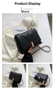 Détail du sac à bandoulière en cuir PU matelassé noir avec boucle en métal doré