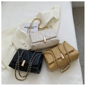 Détail de sacs matelassés à chaîne en crème, kaki et noir avec fermoirs dorés chic