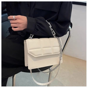 Détail du sac matelassé crème avec chaîne argentée et texture en similicuir PU de qualité