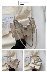 Détails macro d'un sac à bandoulière matelassé blanc crème avec chaîne et texture