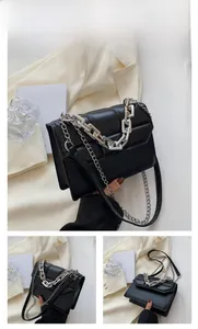 Détails du sac bandoulière matelassé noir avec chaîne argentée et finition en similicuir