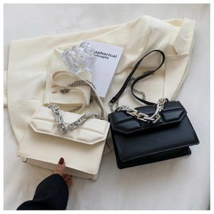 Détail de sacs à rabat gaufrés géométriques avec grosses chaînes argentées
