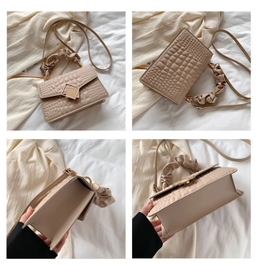 Détails du sac à main beige gaufré crocodile avec poignée plissée et boucle en métal
