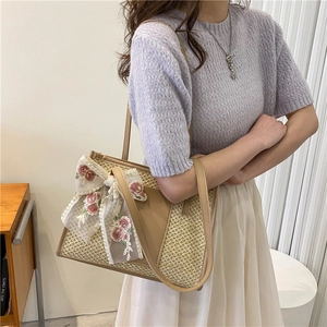 Borsa tote in paglia con fiocco in pizzo floreale e finiture in pelle per stile spiaggia