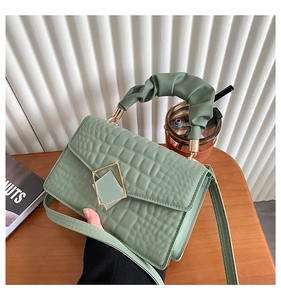 Détails de sac vert sauge en cuir crocodile avec boucle dorée et poignée plissée