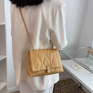 Sac bandoulière chic en cuir matelassé jaune moutarde avec chaîne dorée et fermoir