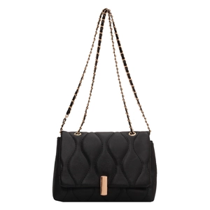 Sac bandoulière noir matelassé avec motif à vagues et chaîne dorée élégante