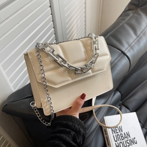 Sac bandoulière carré matelassé beige avec poignée chaîne argentée et fine bandoulière