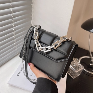 Sac bandoulière en cuir noir matelassé avec grosse chaîne argentée et fine lanière