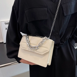 Sac à bandoulière matelassé beige chic avec grosse chaîne argentée et bandoulière