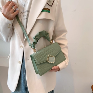 Sac à main vert avocat gaufré crocodile avec poignée à froufrous et boucle dorée