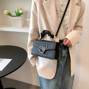 Petit sac carré noir gaufré crocodile pour femme avec poignée plissée et boucle métallique