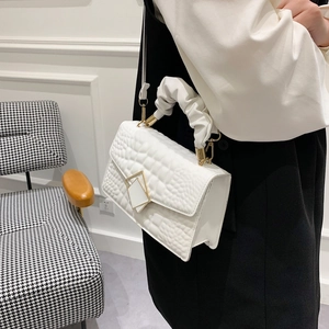 Sac bandoulière blanc en similicuir avec texture animale et fermoir doré chic