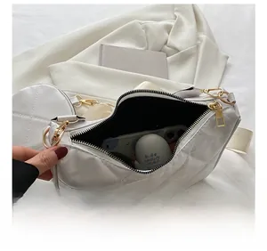 Innenansicht einer weißen Stepptasche mit Münzbeutel und Platz für Alltagsgegenstände