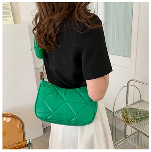 Detailansicht einer grünen Hobo-Tasche mit Steppmuster und passendem kleinen Münzfach