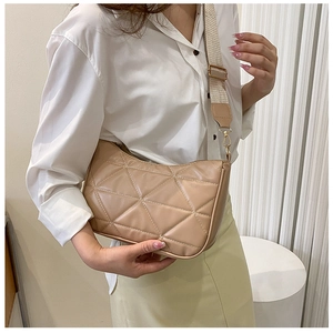 Detail der kamelfarbenen Stepptasche mit geometrischen Nähten und breitem Schultergurt