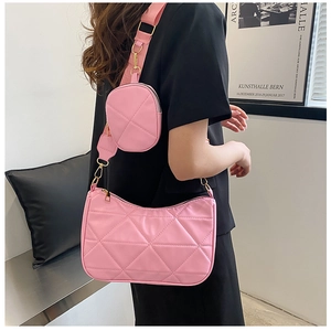 Detailansicht der rosa gesteppten Handtasche mit Gurt und kleiner runder Geldbörse