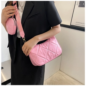 Detail der rosa gesteppten Umhängetasche mit passendem Mini-Etui am Gurt