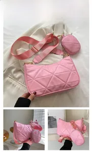 Details einer rosa gesteppten Umhängetasche mit rundem Münzfach und breitem Gurt
