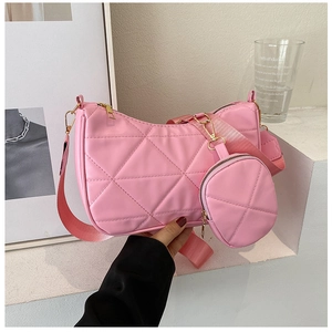 Nahaufnahme der rosa gesteppten PU-Leder Handtasche mit passender runder Geldbörse