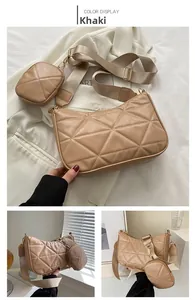 Detail der khakifarbenen Stepptasche mit abnehmbarem Etui und breitem Nylon-Schultergurt