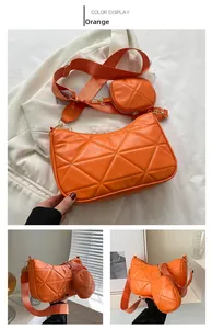 Detailsicht der orangen gesteppten Umhängetasche mit abnehmbarem Mini-Beutel