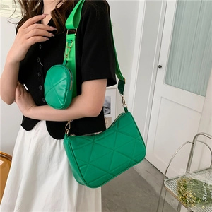 Minimalistische grüne Stepptasche für Damen mit passendem kleinen Mini-Anhänger