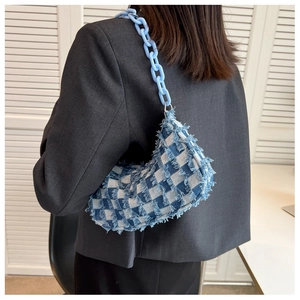 Blauw-witte ruitjes denim baguette tas met acryl ketting gedragen bij een grijs pak