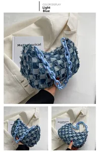 Detail van lichtblauw denim schaakbordpatroon met franjes en modieuze plastic ketting