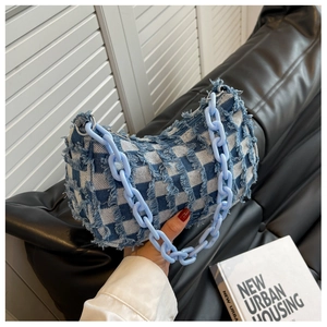 Detailopname van de blauw-witte dambord canvas stof met een dikke stijlvolle ketting