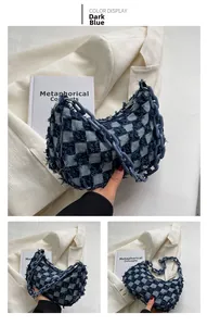 Detail van donkerblauwe denim schaakbord halve maan tas met franjes en kettingriem