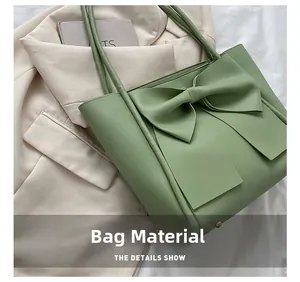 Détail du sac cabas vert sauge montrant la texture du cuir PU et le grand nœud