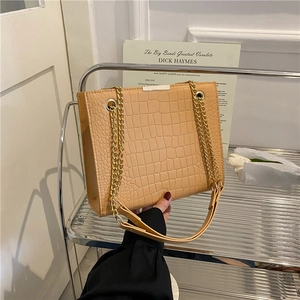Borsa a tracolla beige goffrata coccodrillo con catena dorata e design vintage chic