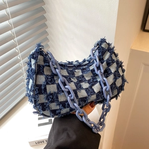 Y2K denim schoudertas met ruitpatroon, blauwe plastic ketting en gerafelde randen