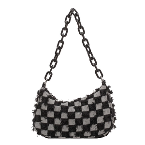 Retro crossbodytas met dambordpatroon, gerafelde randen en dikke acryl ketting