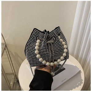 Détail du sac seau noir à cordon avec strass argentés et poignée en perles