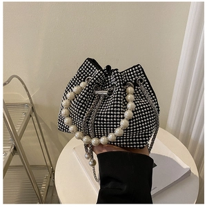 Vue détaillée du sac seau strass brillant avec poignée en perles et fine chaîne en métal