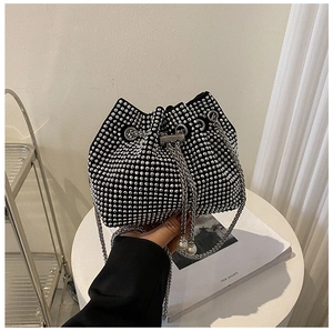 Détail du sac seau noir avec strass argentés et breloques élégantes en perles de nacre