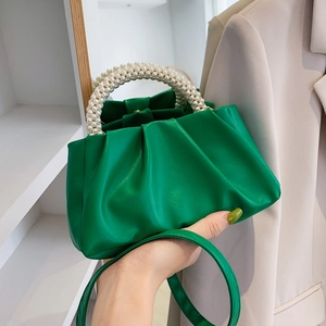 Sac nuage plissé vert avec anse en perles et bandoulière en cuir porté main