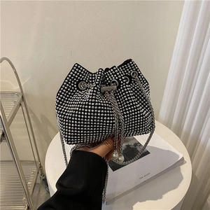 Sac seau scintillant en strass avec bandoulière chaîne et détails perles luxe