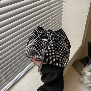 Sac seau noir brillant en strass avec bandoulière chaîne et charms perles élégants