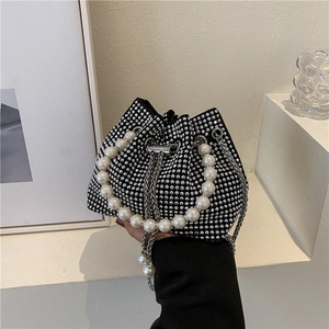 Sac seau strass noir étincelant avec anse en perles et bandoulière chaîne argentée