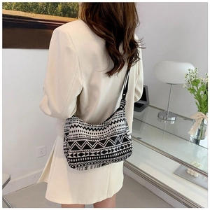 Détail du sac hobo tissé noir et blanc avec texture géométrique ethnique