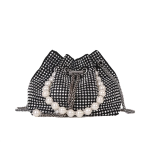 Sac seau strass noir étincelant avec poignée en perles et bandoulière chaîne