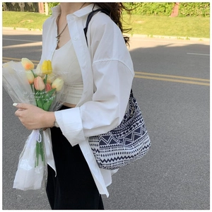 Détail du sac cabas en toile à motif géométrique bleu marine avec tissage jacquard
